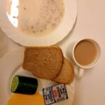 Sniadanie: Płatki pszenne na mleku 300 ml Kawa zbożowa z mlekiem z/c 250 ml Chleb mieszany pszenno-żytni 100 g Chleb Graham 30 g Masło porcjowane 10g (82% tł.) 2 szt Ser żółty 40 g Ogórek świeży 100 g