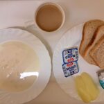 Śniadanie: Zacierka na mleku 300 ml Kawa zbożowa z mlekiem z/c 250 ml Chleb mieszany pszenno-żytni 100 g Chleb Graham 30 g Masło porcjowane 10g (82% tł.) 2 szt Serek fromage z warzywami 80g-Górski przysmak1 szt Papryka świeża 100 g