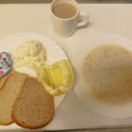 ŚNIADANIE: Płatki owsiane na mleku 300 ml Chleb mieszany pszenno-żytni 100 g Chleb Graham 30 g Masło porcjowane 10g (82% tł.) 2 szt. Twarożek z natką pietruszki 100 g papryka świeży 100 g Kawa zbożowa z mlekiem z/c 250 ml
