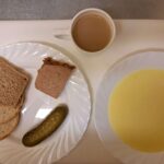 Śniadanie: Kasza kukurydziana na mleku 300 ml Kawa zbożowa z mlekiem z/c 250 ml Chleb mieszany pszenno-żytni 100 g Chleb Graham 30 g (GLU PSZ,) Masło porcjowane 10g (82% tł.) 2 szt Pasztet Ciechanowski-Pasztet drobiowy z dodatkiem surowców wieprzowych pieczony 80 g Ogórek konserwowy 100 g