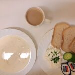 Śniadanie: Zacierka na mleku 300 ml Kawa zbożowa z mlekiem z/c 250 ml Chleb mieszany pszenno-żytni 100 g Chleb Graham 30 g Masło porcjowane 10g (82% tł.) 2 szt Pasta z twarogu ze szczypiorkiem 100 g Ogórek świeży 100 g