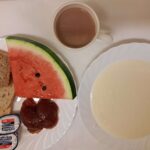 Śniadanie: Kasza manna na mleku 300 ml Kakao z mlekiem z/c 250 ml Chleb mieszany pszenno-żytni 100 g Chleb Graham 30 g Masło porcjowane 10g (82% tł.) 2 szt Dżem 50 g Arbuz 200 g
