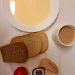 Śniadanie: Kasza kukurydziana na mleku 300 ml Kawa zbożowa z mlekiem z/c 250 ml Chleb mieszany pszenno-żytni 100 g Chleb Graham 30 g Masło porcjowane 10g 2 szt , Szynkowa dębowa drobiowa kiełbasa grubo rozdrobniona 40 g Pomidor 100 g