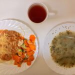 OBIAD: Szpinakowa z ziemniakami 500 ml Makaron Spaghetti 200 g Sos boloński z mięsa wp 150 g Bukiet warzyw gotowanych królewski* 200 g Kompot owocowy z jabłkami* z/c 250 ml