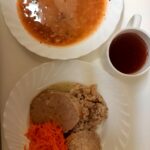 OBIAD: Kapuśniak z kapusty białej () 500 ml Kasza jęczmienna/sypko 200 g Pieczeń rzymska wieprzowa 100 g Sos koperkowy * 100 mL Surówka z marchwi z olejem b/c () 200 g Kompot owocowy z jabłkami* z/c 250 ml