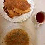 OBIAD: Fasolowa z ziemniakami () 500 ml Naleśniki z serem 300 g Mus z jabłek () z/c 100 g Kompot owocowy z jabłkami* z/c 250 ml