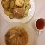 OBIAD: Pieczarkowa z makaronem () 500 ml Ziemniaki młode gotowane 200 g Pulpet drobiowy 100 g Sos pietruszkowy () 100 ml Ogórek kiszony z cebulką z olejem 200 g Kompot owocowy z jabłkami* z/c 250 ml