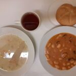 Obiad: Barszcz biały z ziemniakami 500 ml Bułka pszenno-żytnia 50g 1 szt Fasolka po bretońsku 350 g Jabłko 150 g Kompot owocowy z jabłkami* z/c 250 ml