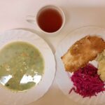 Obiad: Szpinakowa z zacierką 500 ml Ziemniaki młode gotowane 250 g Ryba smażona (Morszczuk) 120 g Sałatka z kapusty czerwonej z olejem () 200 g Kompot owocowy z jabłkami* z/c 250 ml