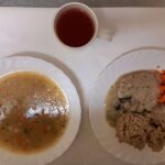 Obiad: Grochowa z ziemniakami 500 ml Kasza jęczmienna/sypko 200 g Pieczeń rzymska wieprzowa 100 g Sos pieczarkowy 100 ml Marchew gotowana z olejem 150 g Kompot owocowy z jabłkami* z/c 250 ml