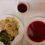 Obiad Barszcz czerwony z ziemniakami 500 ml Łazanki z kapustą i mięs wp z łopatki 350 g Brokuł gotowany 200 g Kompot owocowy z jabłkami z/c 250 ml