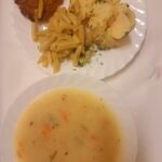 OBIAD: Grysikowa () 500 ml Ziemniaki młode gotowane 200 g Kotlet drobiowy panierowany z udźca 120 g Fasolka szparagowa z wody* 200 g Kompot owocowy z jabłkami* z/c 250 ml
