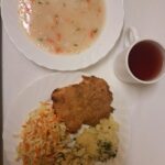 OBIAD: Kalafiorowa z ryżem 500 ml Ziemniaki młode gotowane 250 g Ryba smażona (Morszczuk) 120 g Surówka z kapusty białej z olejem 200 g Kompot owocowy z jabłkami* z/c 250 ml