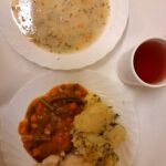 OBIAD: Brokułowa z ryżem () 500 ml Ziemniaki młode gotowane () 250 g Gulasz warzywny z ciecierzycą () 200 g Kalafior gotowany* 200 g Kompot owocowy z jabłkami* z/c 250 m