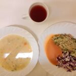 Obiad: Barszcz biały z ziemniakami 500 ml Risotto z mięsem wieprzowym i warzywami 350 g Sos pomidorowy 100 ml Surówka wykwintna z olejem b/c 200 g Kompot owocowy z jabłkami* z/c 250 m