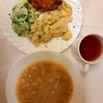 OBIAD: Zupa z soczewicy i ziemniakami 500 ml Ziemniaki młode gotowane 250 g Kotlet mielony drobiowy 120 g Mizeria 200 g Kompot owocowy z jabłkami* z/c 250 m