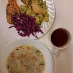 Obiad: Zupa wiosenna z cukinią i makaronem 500 ml Ziemniaki młode gotowane 250 g Ryba łosoś 120 g Sałatka z kapusty czerwonej z olejem 200 g Kompot owocowy z jabłkami* z/c 250 ml