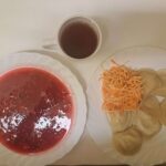 Obiad Barszcz czerwony z ziemniakami () 500 ml Pierogi ukraińskie * 350 g Surówka z marchwi i selera z olejem () 200 g Kompot owocowy z jabłkami* z/c 250 ml