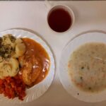 Obiad: Jarzynowa z zacierką dieta 500 ml Ziemniaki młode gotowane 250 g Filet z kurczaka pieczony 100 g Sos pomidorowy 100 ml Marchew z groszkiem ()* 200 g Kompot owocowy z jabłkami* z/c 250 m