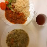 OBIAD: Szpinakowa z ziemniakami () 500 ml Makaron Spaghetti 200 g Sos boloński z mięsa wp () 150 g Bukiet warzyw gotowanych królewski* 200 g Kompot owocowy z jabłkami* z/c 250 ml