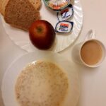 ŚNIADANIE: Płatki owsiane na mleku 300 ml Kawa zbożowa z mlekiem z/c 250 ml Chleb mieszany pszenno-żytni 100 g Chleb Graham 30 g (GLU PSZ,) Masło porcjowane 10g (82% tł.) 2 szt Serek fromage naturalny 80g -Górski przysmak 1 szt Jabłko 1 szt