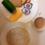 ŚNIADANIE: Płatki pszenne na mleku 300 ml Kawa zbożowa z mlekiem z/c 250 ml Chleb mieszany pszenno-żytni 100 g Chleb Graham 30 g Masło porcjowane 10g (82% tł.) 2 szt Ser żółty 40 g (MLE,) Ogórek świeży 100 g