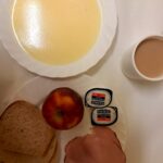 ŚNIADANIE: Kasza kukurydziana na mleku 300 ml Kawa zbożowa z mlekiem z/c 250 ml Chleb mieszany pszenno-żytni 100 g Chleb Graham 30 g Masło porcjowane 10g 2 szt Szynka Piastowska- wp., wędzona, parzona z dod. b.sojowego i wody 40 g Jabłko 1 szt