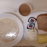 Śniadanie: Płatki owsiane na mleku 300 ml Chleb mieszany pszenno-żytni 100 g Chleb Graham 30 g Masło porcjowane 10g (82% tł.) 2 szt Twarożek z natką pietruszki 100 g Papryka świeża 100 g Kawa zbożowa z mlekiem z/c 250 ml
