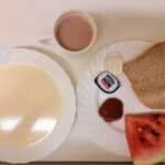 Śniadanie: Kasza manna na mleku 300 ml Chleb mieszany pszenno-żytni 100 g Chleb Graham 30 g Masło porcjowane 10g (82% tł.) 2 szt Dżem 50 g Arbuz 200 g Kakao z mlekiem z/c 250 ml