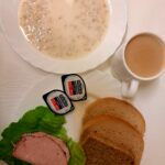 ŚNIADANIE: Płatki owsiane na mleku 300 ml Chleb mieszany pszenno-żytni 100 g Chleb Graham 30 g Masło porcjowane 10g (82% tł.) 2 szt Schab Ojca Grzegorza-wędlina wieprzowa wędzona,parzona,z dod.wody,białka wp 40 g Kawa zbożowa z mlekiem z/c 250 ml Sałata zielona 35 g