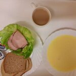 Śniadanie Kasza kukurydziana na mleku 400 ml Chleb mieszany pszenno-żytni 100 g Chleb Graham 30 g Masło porcjowane 10g (82% tł.) 2 szt Schab Ojca Grzegorza-wędlina wieprzowa wędzona,parzona,z dod.wody,białka wp 40 g Sałata lodowa 35 g Kawa zbożowa z mlekiem z/c 250 ml
