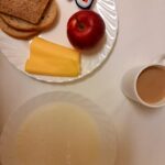 ŚNIADANIE: Ryż na mleku 300 ml Chleb mieszany pszenno-żytni 100 g Chleb Graham 30 g Masło porcjowane 10g (82% tł.) 2 szt Ser żółty 40 g Jabłko 1 szt Kawa zbożowa z mlekiem z/c 250 ml