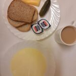ŚNIADANIE: Kasza kukurydziana na mleku 300 ml Kawa zbożowa z mlekiem z/c 250 ml Chleb mieszany pszenno-żytni 100 g Chleb Graham 30 g (GLU PSZ,) Masło porcjowane 10g (82% tł.) 2 szt Pasztet Ciechanowski-Pasztet drobiowy z dodatkiem surowców wieprzowych pieczony 80 g Ogórek konserwowy 100 g