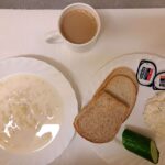 Śniadanie: Zacierka na mleku 300 ml Kawa zbożowa z mlekiem z/c 250 ml Chleb mieszany pszenno-żytni 100 g Chleb Graham 30 g Masło porcjowane 10g (82% tł.) 2 szt Pasta z twarogu ze szczypiorkiem 100 g Ogórek świeży 100 g