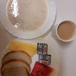 ŚNIADANIE; Płatki owsiane na mleku 300 ml Kawa zbożowa z mlekiem z/c 250 ml Chleb mieszany pszenno-żytni 100 g Chleb Graham 30 g Masło porcjowane 10g (82% tł.) 2 szt Ser żółty 40 g Arbuz 200 g