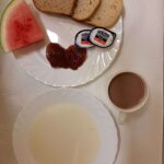 Śniadanie: Kasza manna na mleku 300 ml Kakao z mlekiem z/c 250 ml Chleb mieszany pszenno-żytni 100 g Chleb Graham 30 g Masło porcjowane 10g (82% tł.) 2 szt Dżem 50 g Arbuz 200 g