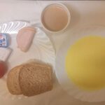 Śniadanie Kasza kukurydziana na mleku 300 ml Kawa zbożowa z mlekiem z/c 250 ml Chleb mieszany pszenno-żytni 100 g Chleb Graham 30 g Masło porcjowane 10g (82% tł.) 2 szt Szynkowa dębowa drobiowa kiełbasa grubo rozdrobniona 40 g Pomidor 100 g