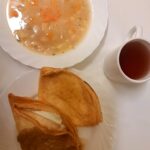 OBIAD: Brokułowa z ryżem () 500 m Ziemniaki młode gotowane 250 g Gulasz warzywny z ciecierzycą () 200 g Kalafior gotowany* 200 g Kompot owocowy z jabłkami* z/c 250 ml