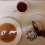 OBIAD: Kapuśniak z kapusty białej 500 ml Zapiekanka z ryżu i jabłka 300 g Jogurt truskawkowy 100 g 1 szt Kompot owocowy z jabłkami* z/c 250 ml