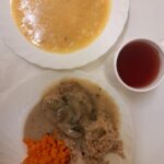Obiad: Grochowa z ziemniakami 500 ml Kasza jęczmienna/sypko 200 g Pieczeń rzymska wieprzowa 100 g Sos pieczarkowy 100 ml Marchew gotowana z olejem 150 g Kompot owocowy z jabłkami* z/c 250 ml