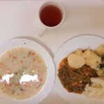 Obiad: Brokułowa z ryżem 500 ml Ziemniaki gotowane 250 g Gulasz warzywny z ciecierzycą 200 g Kalafior gotowany* 200 g Kompot owocowy z jabłkami* z/c 250 ml