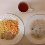 OBIAD: Pieczarkowa z ziemniakami 500 ml Makaron 200 g Szynka wieprzowa pieczona 100 g Sos pietruszkowy 100 ml Surówka z kapusty pekińskiej z olejem 200 g Kompot owocowy z jabłkami* z/c 250 m