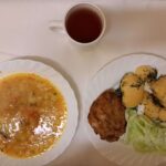 Obiad: Zupa z soczewicy i ziemniakami 500 ml Ziemniaki młode gotowane 250 g Kotlet mielony drobiowy 120 g Mizeria 200 g Kompot owocowy z jabłkami* z/c 250 ml
