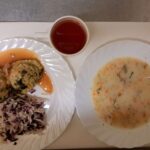 Obiad: Barszcz biały z ziemniakami 500 ml Risotto z mięsem wieprzowym i warzywami 350 g Sos pomidorowy 100 ml Surówka wykwintna z olejem b/c 200 g Kompot owocowy z jabłkami* z/c 250 ml