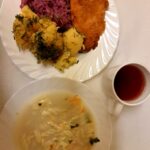 OBIAD: Zupa wiosenna z cukinią i makaronem 500 ml Ziemniaki młode gotowane () 250 g Ryba smażona 120 g Sałatka z kapusty czerwonej z olejem () 200 g Kompot owocowy z jabłkami* z/c 250 ml