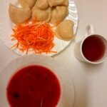OBIAD: Barszcz czerwony z ziemniakami () 500 ml Pierogi ukraińskie * 350 g Surówka z marchwi i selera z olejem () 200 g Kompot owocowy z jabłkami* z/c 250 ml