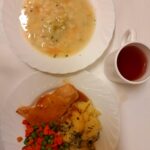 OBIAD; Jarzynowa z zacierką dieta () 500 ml Ziemniaki młode gotowane 250 g filet z kurczaka pieczony 100 g Sos pomidorowy 100 ml Marchew z groszkiem ()* 200 g Kompot owocowy z jabłkami* z/c 250 ml