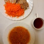 OBIAD: Kapuśniak z kapusty białej () 500 ml Kasza jęczmienna/sypko 200 g Pieczeń rzymska wieprzowa 100 g Sos koperkowy * 100 ml Surówka z marchwi z olejem b/c () 200 g Kompot owocowy z jabłkami* z/c 250 ml