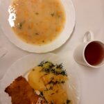 OBIAD: Krupnik jęczmienny () 500 ml Ziemniaki młode gotowane 250 g Ryba smażona (Morszczuk) 120 g Surówka z kapusty białej z olejem 200 g kompot owocowy z jabłkami* z/c 250 ml