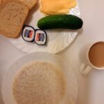 ŚNIADANE: Płatki jęczmienne na mleku 300 ml Kawa zbożowa z mlekiem z/c 250 ml chleb mieszany pszenno-żytni 100 g chleb Graham 30 g Masło porcjowane 10g (82% tł.) 2 szt Szynka rodzinna-wędzonka wieprzowa,wędzona,parzona z wodą dodaną. 40 g Jabłko 150 g